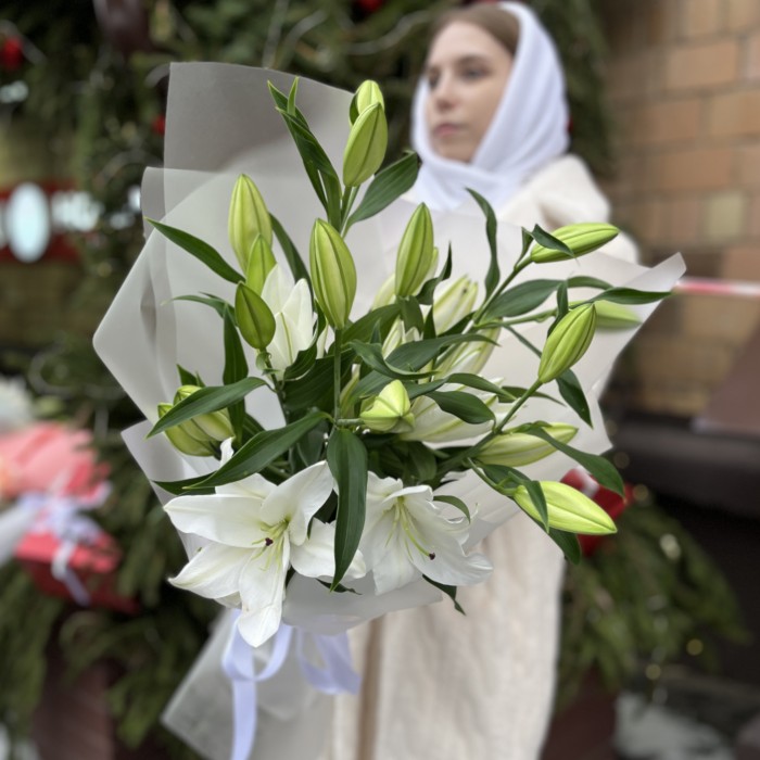 5 белых Восточных лилий